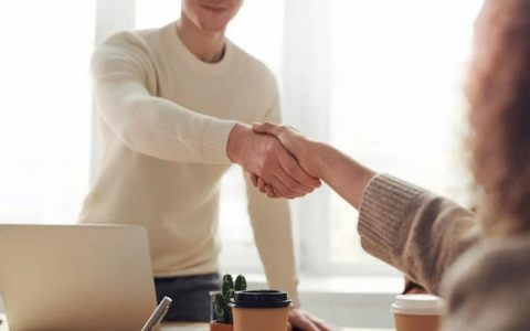 Deel创始人自述销售管理：大中小客户差异化、中美两风格、All hands和Connect机制