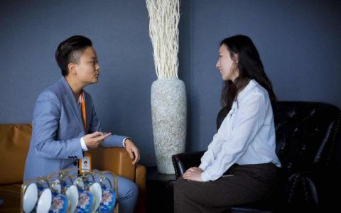 拼命招人，罕见巨亏：企业管理软件巨头押注转型升级