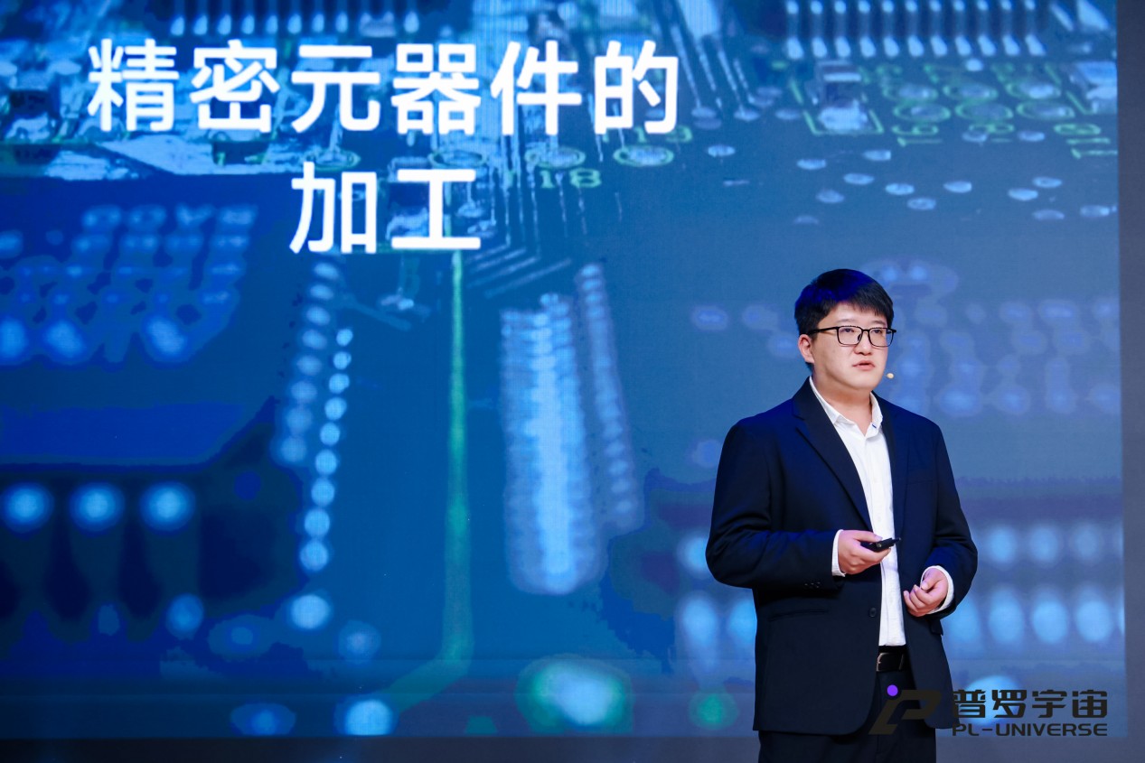 工业具身智能矩阵成型！普罗宇宙发布大白机器人2.0 及灵巧手，京东全球线上合作赋能出海