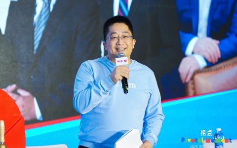 “我信了AI，结果赔了5万美金”——2025 中国SaaS大会辩论之夜，正反方杀疯了！