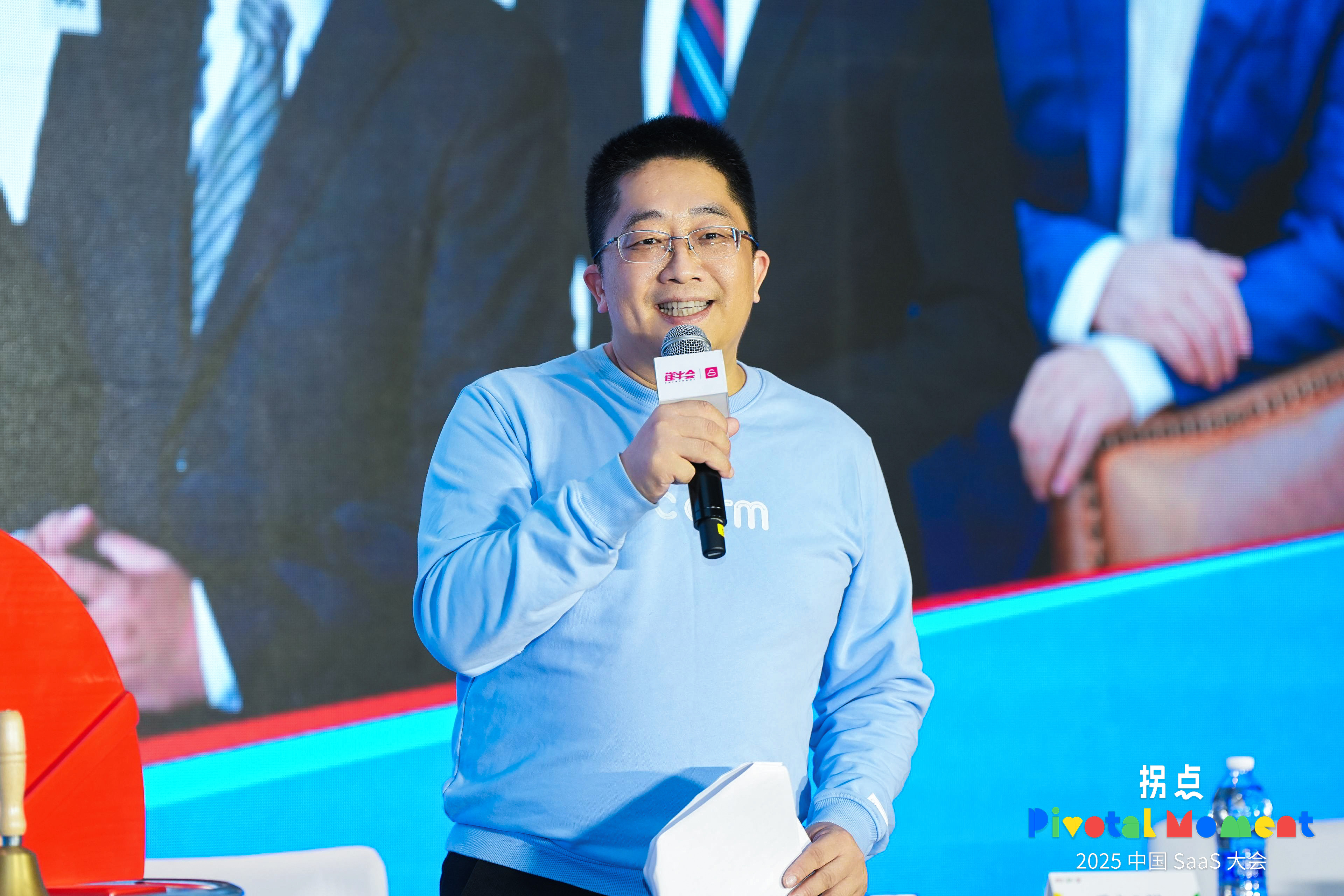 “我信了AI，结果赔了5万美金”——2025 中国SaaS大会辩论之夜，正反方杀疯了！