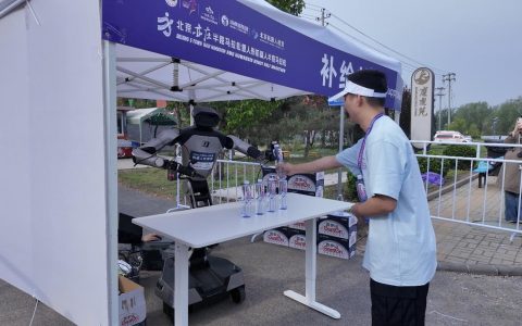 星海图机器人亮相马拉松！化身“机器人服务官”，为1.2万名跑者暖心护航