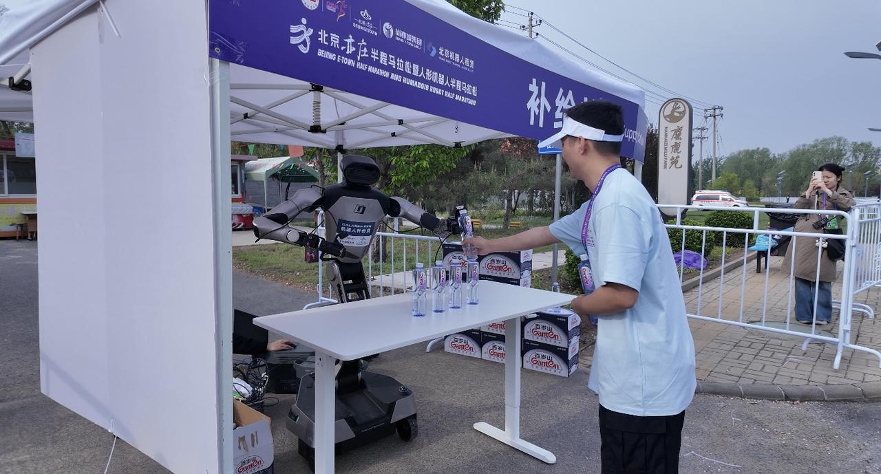 星海图机器人亮相马拉松！化身“机器人服务官”，为1.2万名跑者暖心护航